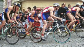 Triatlon v Praze s sebou o víkendu přinese dopravní omezení.