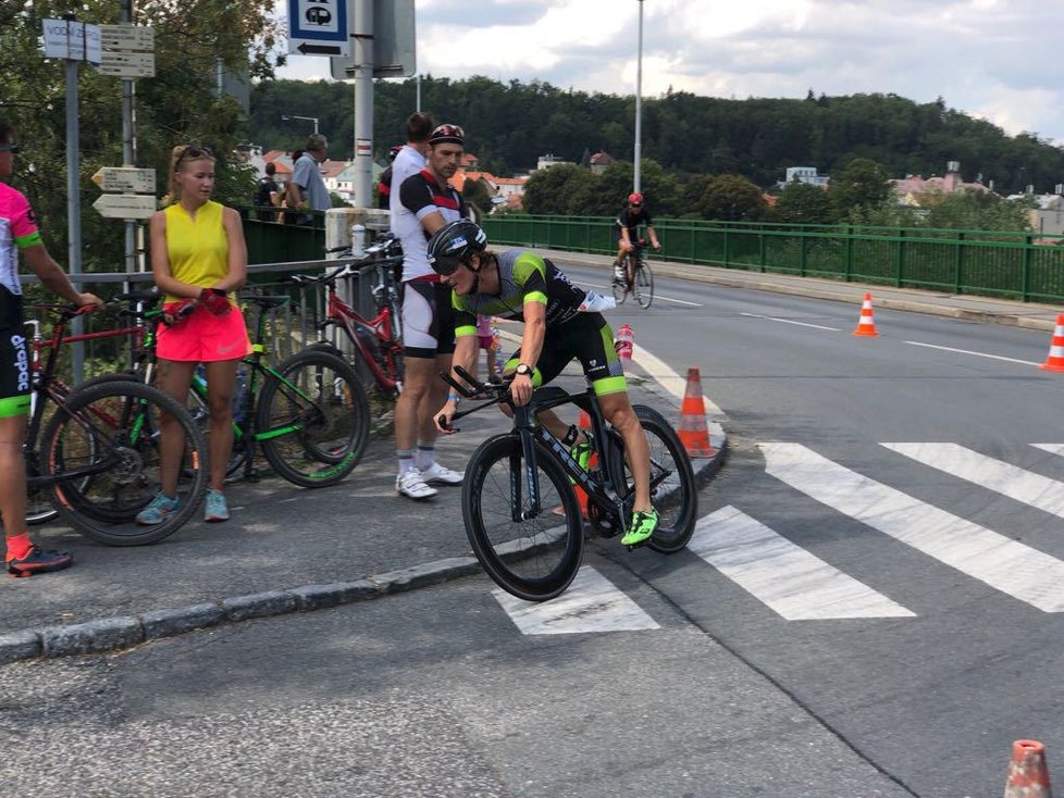 Závodníci v pravé poledne naskákali do Vltavy, ve vedení je Pablo Dapena González a kousek za ním Javier Gomez Noya. Pieter Heemeryck 30 vteřin za nimi.