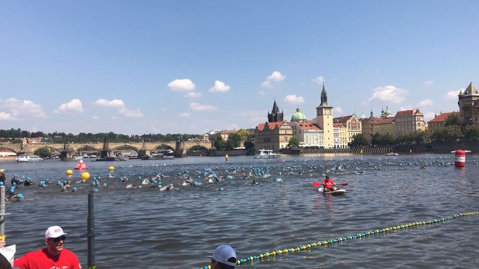 Závodníci v pravé poledne naskákali do Vltavy, ve vedení je Pablo Dapena González a kousek za ním Javier Gomez Noya. Pieter Heemeryck 30 vteřin za nimi.