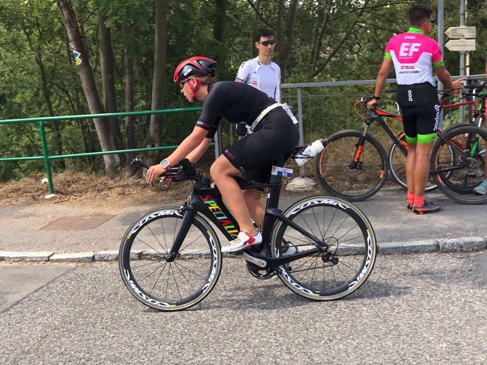 Závodníci v pravé poledne naskákali do Vltavy, ve vedení je Pablo Dapena González a kousek za ním Javier Gomez Noya. Pieter Heemeryck 30 vteřin za nimi.