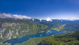 Muž - či žena - zřejmě uklouzl a spadl z trasy vedoucí nad údolím jezera Bohinj ke slovinské nejvyšší hoře Triglav.