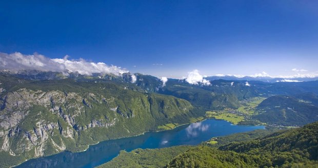 Muž - či žena - zřejmě uklouzl a spadl z trasy vedoucí nad údolím jezera Bohinj ke slovinské nejvyšší hoře Triglav.