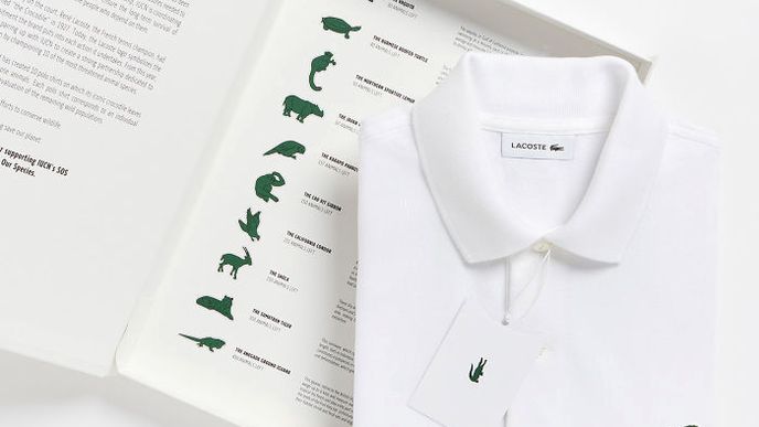 Ojedinělá kolekce triček firmy Lacoste bez jejího ekonomického loga s krokodýlem.