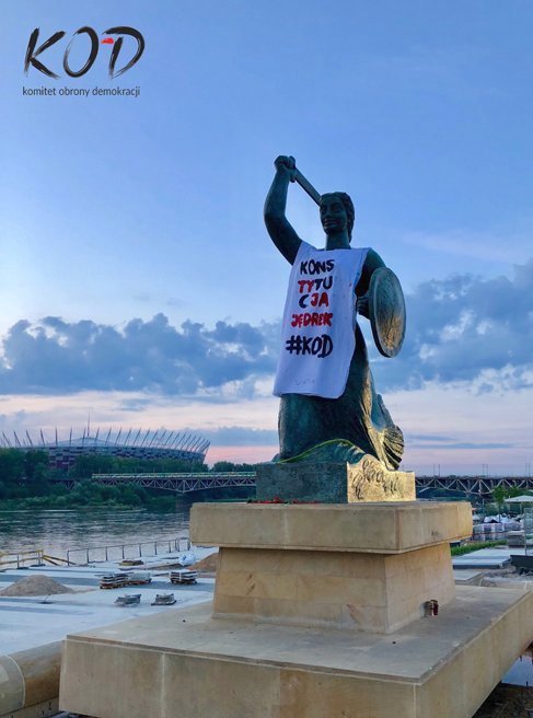 Polští aktivisté navlékly několik soch do triček s nápisem „ústava“.