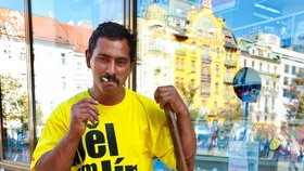 "Měl jsem se líp učit," měli napsáno na tričkách romští kopáči, kteří pracovali na Václavském náměstí v Praze