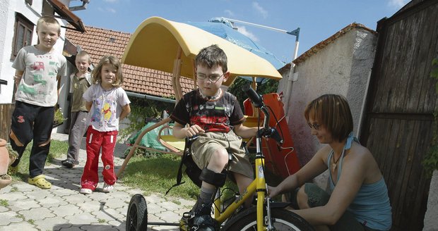 Maminka Pavla dělá všechno proto, aby ostatní děti Martínka vnímaly jako nomrálního kluka