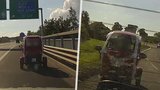 Muž uháněl po dálnici D6: Na tříkolce!