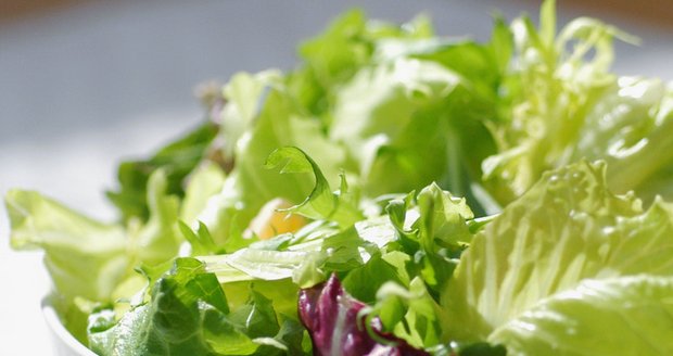 Zabalte salát do vlhké utěrky a zůstane mnohem déle čerstvý a křehký!