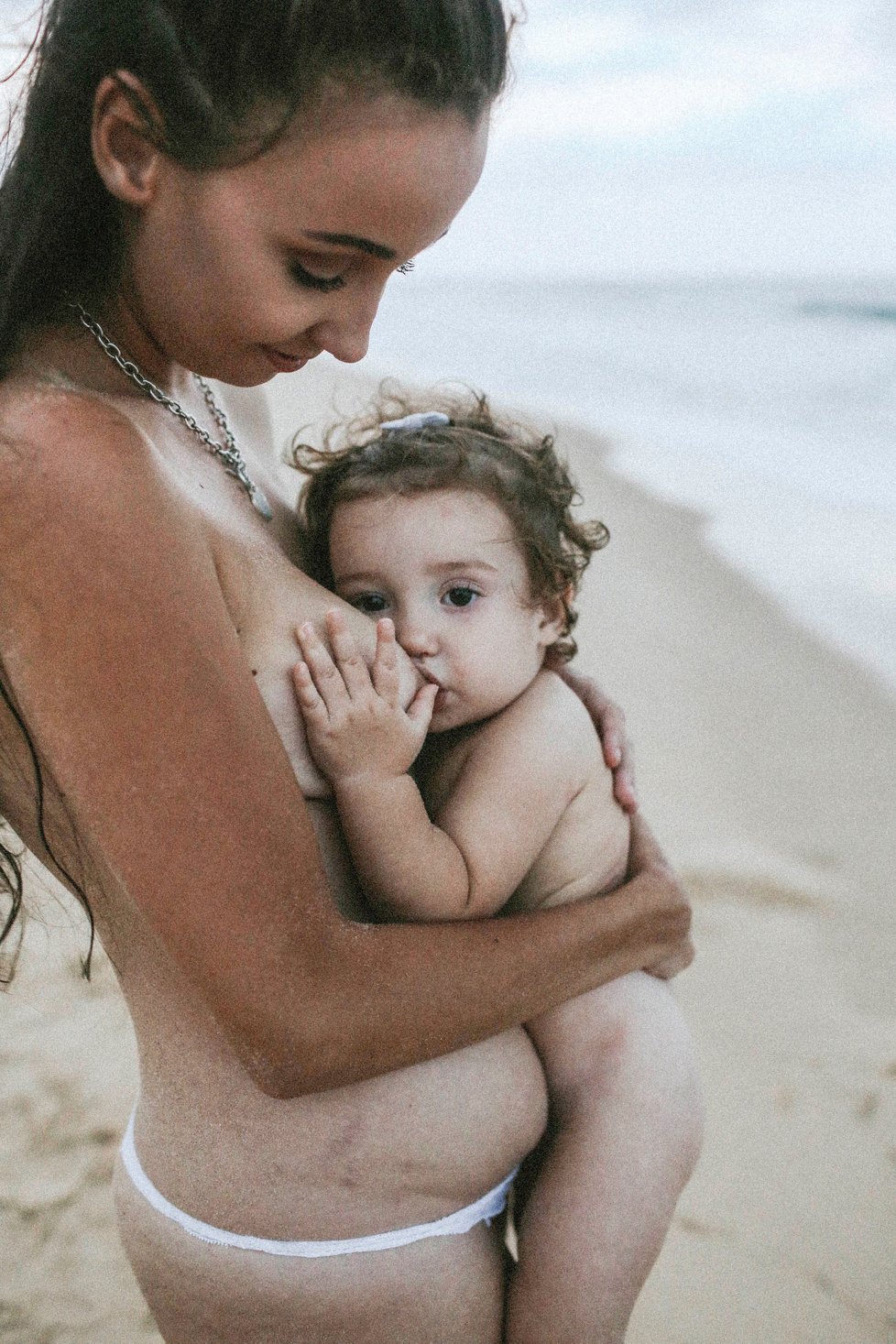 Inspirující snímky maminek s dětmi od australské fotografky Triny Cary