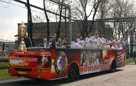 Autobus s mistry si to štrádoval ulicemi Třince. Za volantem bývalý starosta města Igor Petrov.