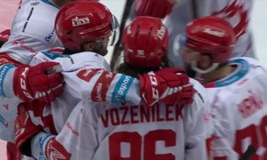 Třinec - Mountfield HK: Voženílek nabil Adámkovi a ten prostřelil všechno před sebou, 1:1