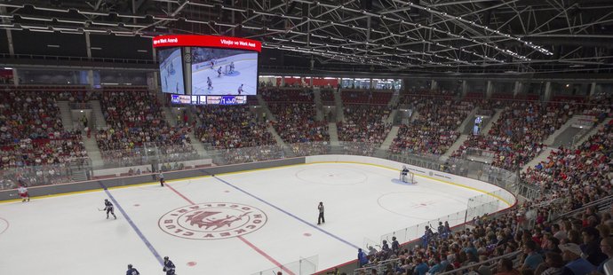 Přípravný hokejový zápas: HC Oceláři Třinec - Bílí Tygři Liberec, 31. července v Třinci. Hrálo se před zaplněnou halou.