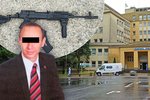 Miroslav B. (44) z Třince, který vzal do místní nemocnice zbraň a vystřelil. Hrozí mu za to až 8 lete vězení. Navíc se nehodlá vzdát své verze, že bránil spravedlnost.