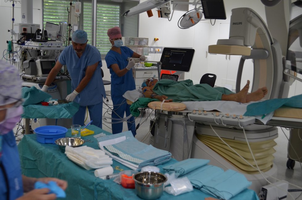 Na tomto operačním sále provádí pětičlenný tým kardiochirurgů z Třince operace srdce.