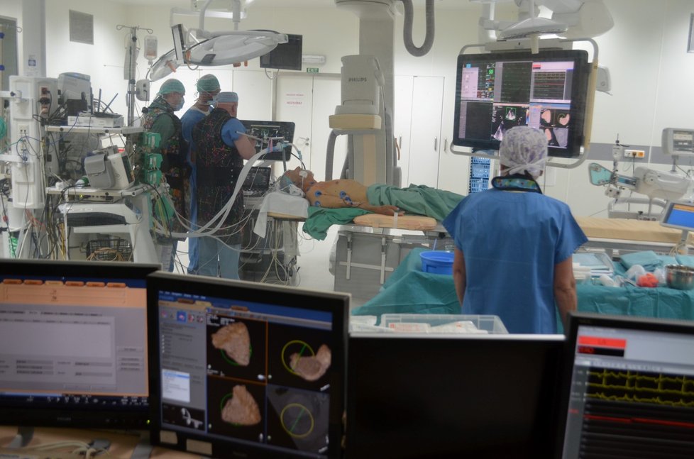 Na tomto operačním sále provádí pětičlenný tým kardiochirurgů z Třince operace srdce.