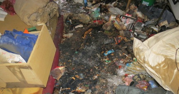Sběratel z Třince zemřel při požáru bytu mezi horami odpadu