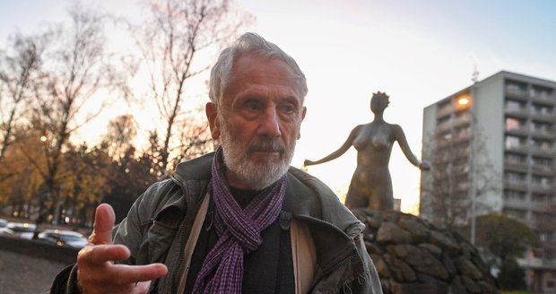 Sochař Kurt Gebauer (83) při odhalení pamětní cedule k jeho soše Bohyně hor, symbolu Těšínska a Moravskoslezského kraje.