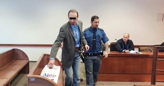 Miroslava B. (44) z Třince, který vyhrožoval v nemocnici zbraní, přivádí ochranka k soudu.