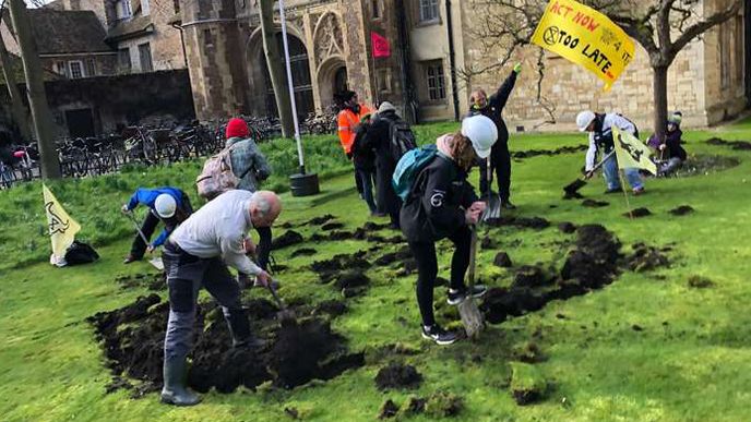 Členové hnutí Extinction Rebellion ničí trávník před slavnou Trinity College