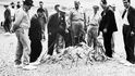 Generálmajor Leslie Groves a Robert Oppenheimer na místě testu Trinity několik dní po výbuchu. Bílé návleky měly zabránit ulpívání spadu na podrážkách bot. Generálmajor Leslie Groves a Robert Oppenheimer na místě testu Trinity několik dní po výbuchu. Bílé návleky měly zabránit ulpívání spadu na podrážkách bot.