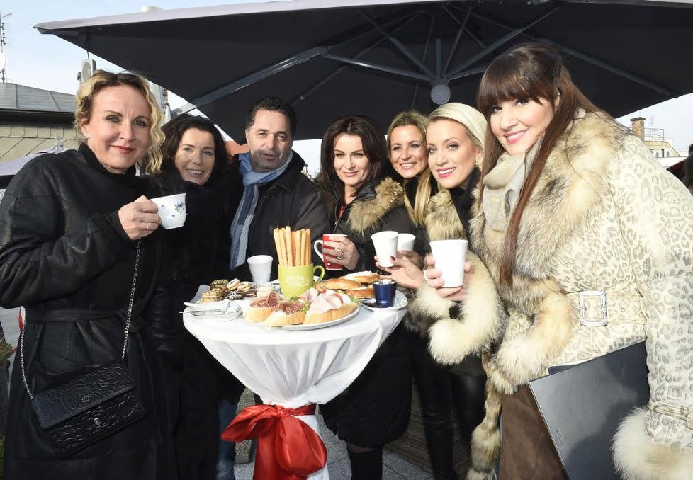 Trio Opera divas zpívalo na střeše Petra Clinic, kde se předával šek pro Kapku naděje