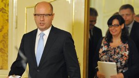 Premiér Bohuslav Sobotka a ministryně práce a sociálních věcí Michaela Marksová (oba ČSSD)