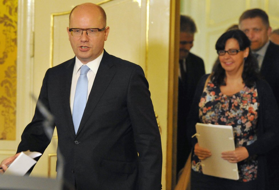 Premiér Bohuslav Sobotka a ministryně práce a sociálních věcí Michaela Marksová (oba ČSSD)