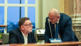 Ministr financí Stanjura (ODS) s předsedou OS KOVO Romanem Ďurčem na jednání tripartity