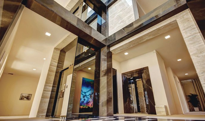 Bespoke Riverside Triplex Penthouse, který je podle Forbesu s cenovkou 350 milionů Kč nejdražším bytem v ČR.