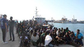 U libyjských břehů se podařilo zachránit 123 uprchlíků, sedm ne (ilustrační foto)