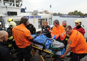 Muž spadl z Karlova mostu do Vltavy, je ve vážném stavu.