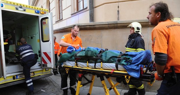 Muž spadl z Karlova mostu do Vltavy, je ve vážném stavu.