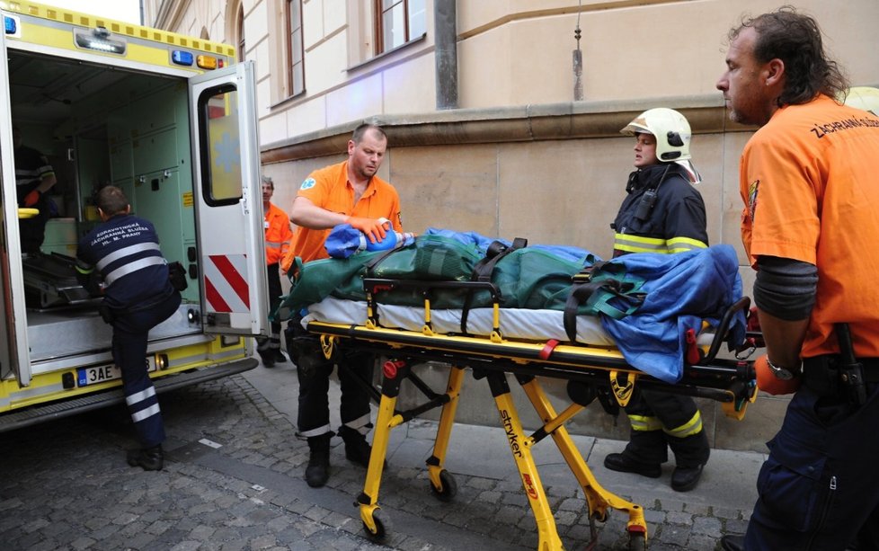 Herec Jan Tříska spadl z Karlova mostu do Vltavy.