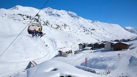 Lyžařské středisko Lech/Zürs v rakouských Alpách a oblast kolem hory Trittkopf