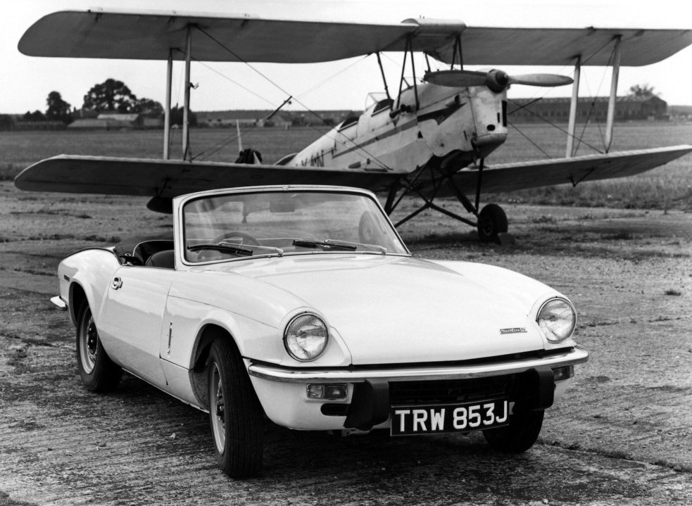 Nejrozsáhlejšími změnami prošel v roce 1970 Triumph Spitfire Mark IV. Byl odstraněn prolis ve středu kapoty a typické lišty kryjící svary na vrcholu předních blatníků.