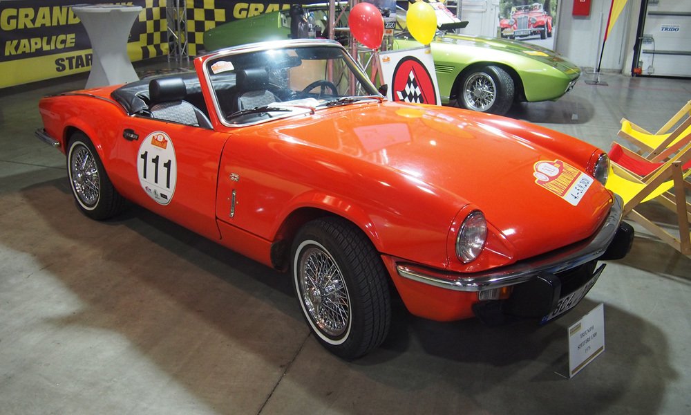 Podle nápisů na bocích a na kapotě se tento Triumph Spitfire 1500 zúčastnil soutěže veteránů South Bohemian Classic v roce 2019 a 2020 (navzdory koronavirové pandemii).