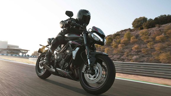 Triumph Street Triple RS nastupuje s omlazenou technikou a ostřejšími liniemi 