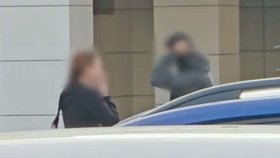 Rodiče přivezli batole s "horečkou" do nemocnice. Mělo podlitiny a zlomeniny.