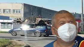 Slovák Peter převážel na střeše auta vrak jiného vozu: Policajti se smáli, tvrdí.