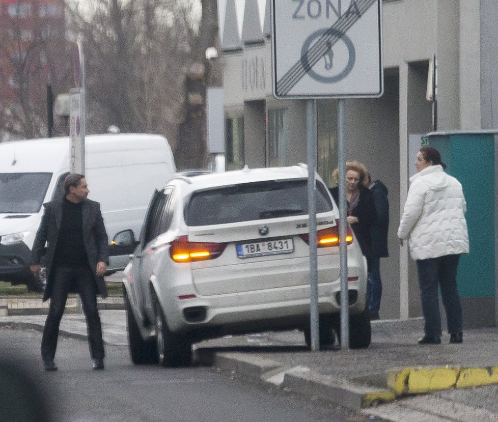 Martin Trnavský a Bára Munzarová s doprovodem odcházejí z Národního divadla, kde domlouvali pohřeb Luďka Munzara