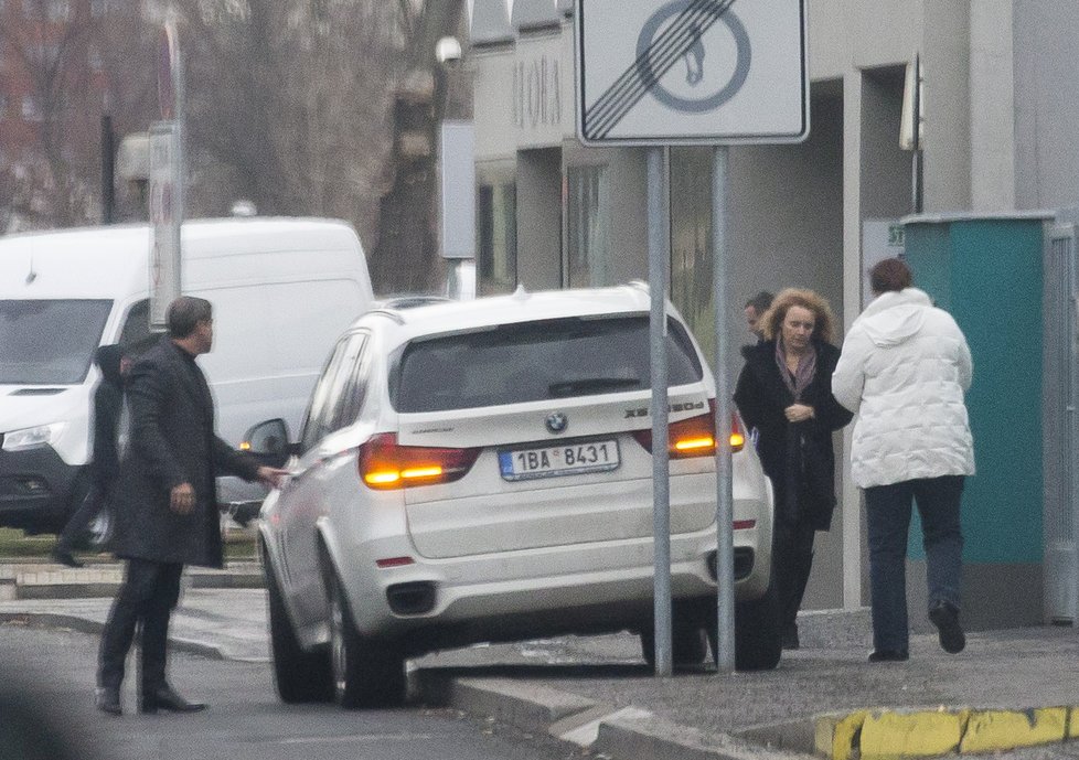 Martin Trnavský a Bára Munzarová s doprovodem odcházejí z Národního divadla, kde domlouvali pohřeb Luďka Munzara.