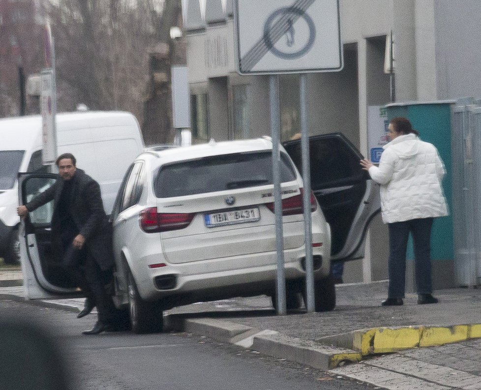 Martin Trnavský a Bára Munzarová s doprovodem odcházejí z Národního divadla, kde domlouvali pohřeb Luďka Munzara.