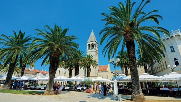 Trogir díky své malebnosti nejednou posloužil jako místo natáčení světoznámých filmů. Představoval staré Benátky, Jeruzalém nebo Paříž a kromě jiného si zahrál i v seriálech Doctor Who či Hra o trůny.