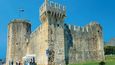 Benátská pevnost Kamerlengo dříve sloužila jako ubytovna pro armádu, dnes se z jejího cimbuří rozprostírají krásné výhledy na město.