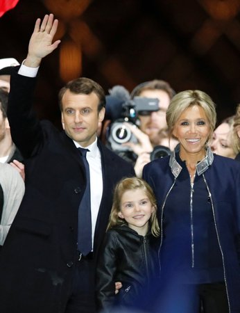 Emmanuel Macron slavil svůj triumf s manželkou Brigitte a vnučkou Emmou.