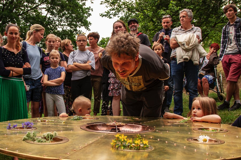 Projekt Vonné stezky v pražské botanické zahradě se bude rozšiřovat. Přibudou další tři zastavení. Ta távající stále lákají spoustu návštěvníků, zrovna tak jako zájemce láká unikátní parfém Fata Morgana no. 1.