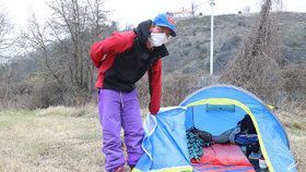 Stanové městečko v Troji bylo prvním pražským zařízením, kde mohli lidé  bez domova během epidemie koronaviru trávit celý den a omezit tak svůj pohyb na ulicích.