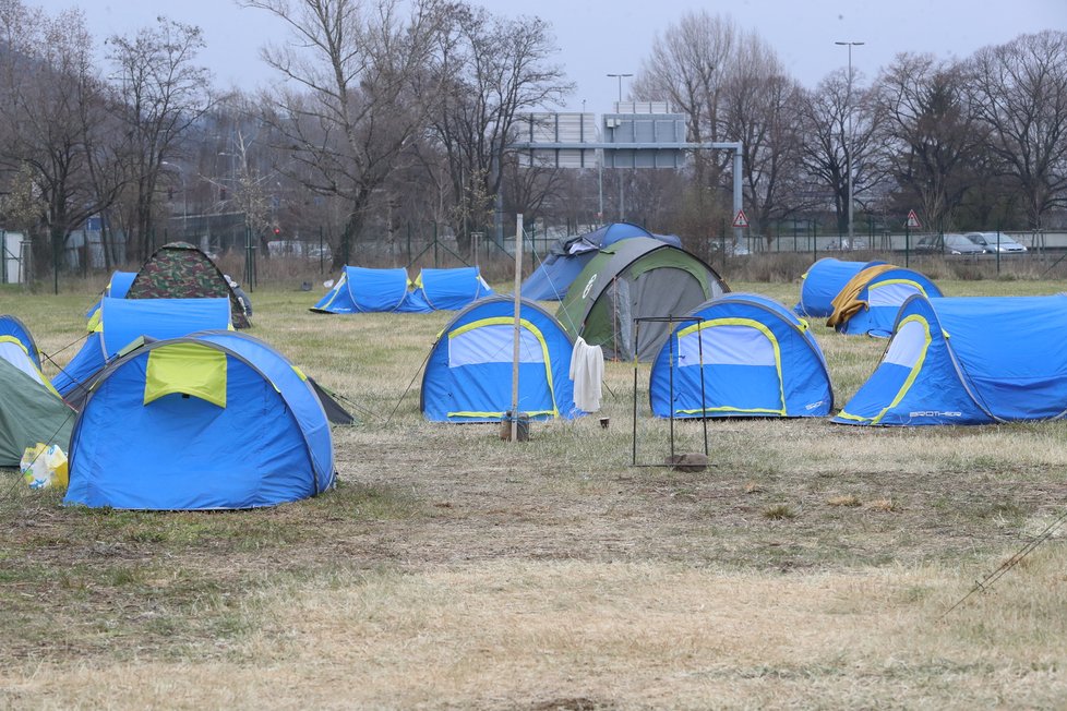 Stanové městečko v Troji bylo prvním pražským zařízením, kde mohli lidé  bez domova během epidemie koronaviru trávit celý den a omezit tak svůj pohyb na ulicích.