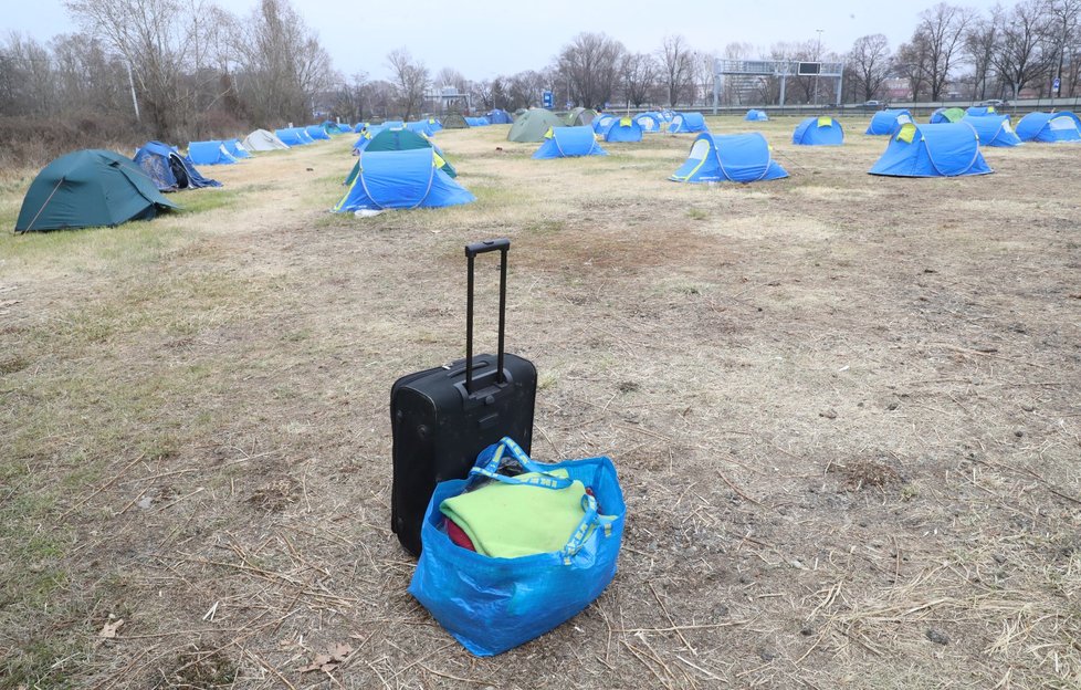 Stanové městečko v Troji bylo prvním pražským zařízením, kde mohli lidé  bez domova během epidemie koronaviru trávit celý den a omezit tak svůj pohyb na ulicích.