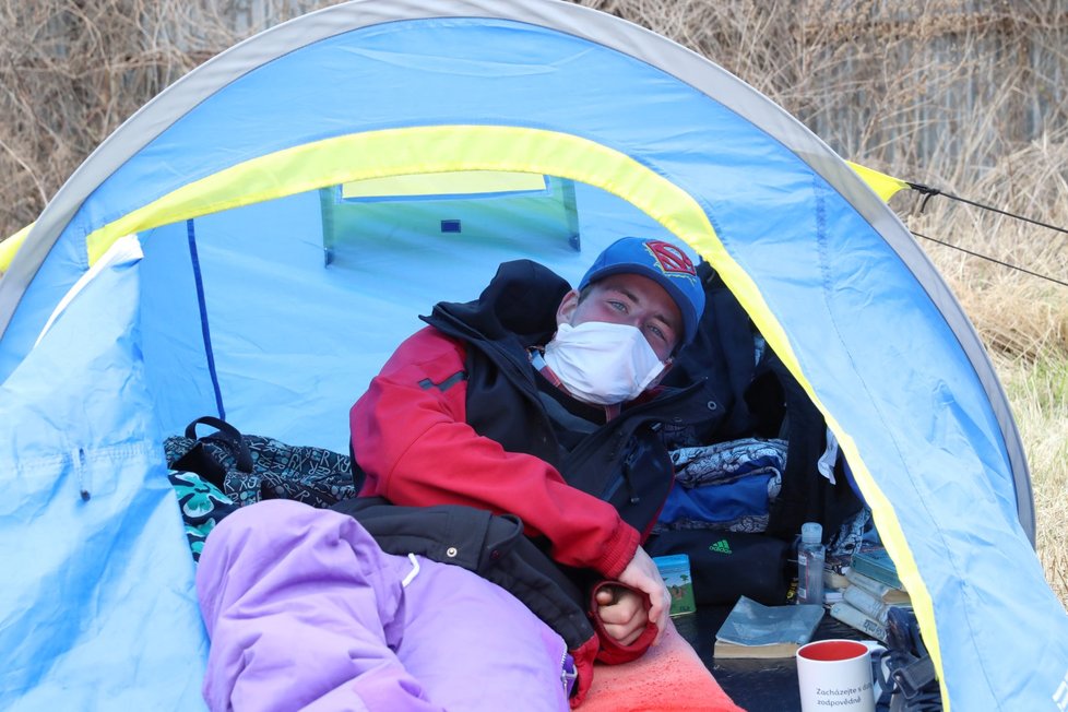 Stanové městečko v Troji bylo prvním pražským zařízením, kde mohli lidé  bez domova během epidemie koronaviru trávit celý den a omezit tak svůj pohyb na ulicích.